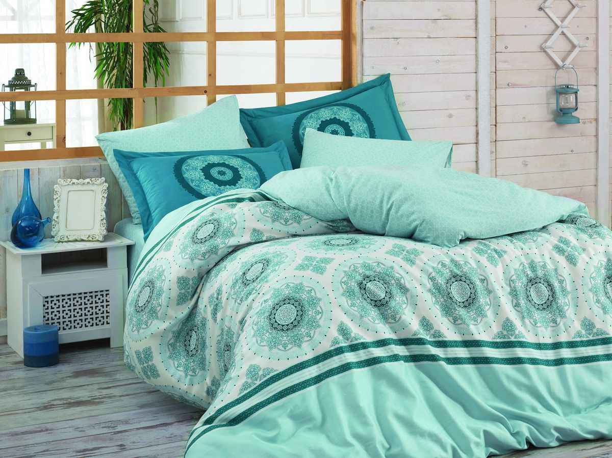 Комплект белья Hobby Home Collection Silvana, 2-спальный, наволочки 50х70, 70х70, цвет: синий1607000086 Комплект белья Hobby Home Collection Silvana, 2-спальный, наволочки 50х70, 70х70, цвет: синий1607000086Комплект постельного белья Hobby Home Collection изготовлен из высококачественного поплина. Поплин - это ткань, изготавливаемая традиционным полотняным плетением из 100% хлопка, но из нитей разного калибра, за счет чего полотно получается с легким рубчиковым рельефом. По многим характеристикам ткань похожа на бязь, но на ощупь гораздо приятнее — более гладкая и мягкая. Поплин обладает лучшими свойствами ткани для постельного белья. Он плотный и в то же время мягкий на ощупь, износостойкий, немнущийся, гигроскопичный и неприхотливый в уходе, а после стирки практически не нуждается в глажке. Поплин обладает множеством преимуществ: - белье из него плотное, прочное и износостойкое; - не выцветает и не сминается; - не линяет и не деформируется (при стирке до 40°С); - натуральный хлопок в составе обеспечивает абсолютную гигиеничность постельного белья; - поплин хорошо вентилируется и впитывает влагу, отводя ее излишки от тела. По легенде этот материал впервые произвели во французской резиденции Папы Римского, городе Авиньон. За это ткань назвали поплином, что означает папский. С тех пор, вслед за Европой, полотно покорило весь мир, и на сегодня это самый востребованный материал для постельного белья. Постельное белье имеет 3D рисунок. Это объемный рисунок, который позволяет увидеть изображение более реальным, живым. 3D печать на постельном белье невозможна простым способом. Для достижения высокого качества применяется Digital textile printing (англ. Digital textile printing - прямая цифровая печать по текстилю) — способ нанесения изображения на ткань, предполагающий прямую реактивную печать. Сам вид такой печати обеспечивает долговечность нанесенного изображения. На ткань, наносится ультрачеткое и яркое 3D изображение, вследствие чего картинка выглядит очень реалистично. Просматриваются даже самые мелкие детали. Постельное белье из поплина способно не только создать идеальные условия для сна, но и стать настоящим украшением вашей спальни.