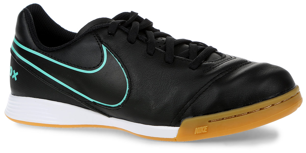 Бутсы детские Nike Tiempox Legend, цвет: черный, зеленый. Размер 5 (37)819190-004 Бутсы детские Nike Tiempox Legend, цвет: черный, зеленый. Размер 5 (37)819190-004Зальные бутсы Nike Tiempox Legend используется на полях с мягкими и жесткими натуральными покрытиями. Комфорт с Nike Dri-FIT - при изготовлении верха используется комбинация материалов, что позволяет снизить вес бутс, добиться мягкой посадки и отличного чувства мяча при касании, плоские шипы на подошве придают дополнительную устойчивость. По бокам бутсы украшены логотипом фирмы Nike.