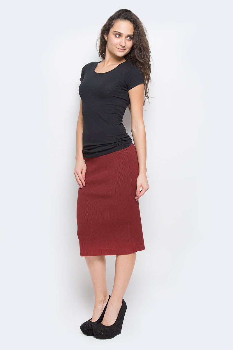 Юбка Vero Moda, цвет: терракотовый. 10159355. Размер XS (40)10159355_Fired Brick Юбка Vero Moda, цвет: терракотовый. 10159355. Размер XS (40)10159355_Fired BrickЮбка Vero Moda выполнена из вискозы с добавлением нейлона. Юбка-карандаш средней длины имеет широкую эластичную резинку на талии и превосходно тянется