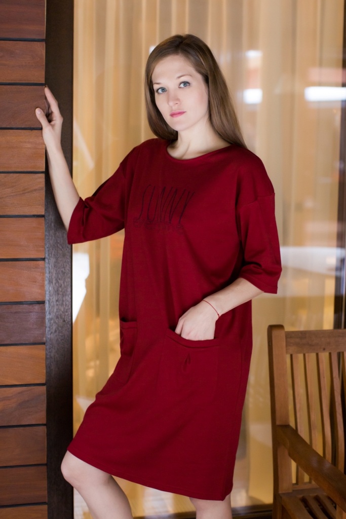 Платье домашнее Marusя, цвет: бордовый. 160076. Размер XXXXL (56)160076 Платье домашнее Marusя, цвет: бордовый. 160076. Размер XXXXL (56)160076Домашнее платье Marusя выполнено из натурального хлопка и оформлено спереди буквенным принтом. Платье-миди свободного кроя с круглым вырезом горловины и рукавами до локтя дополнено двумя накладными карманами.