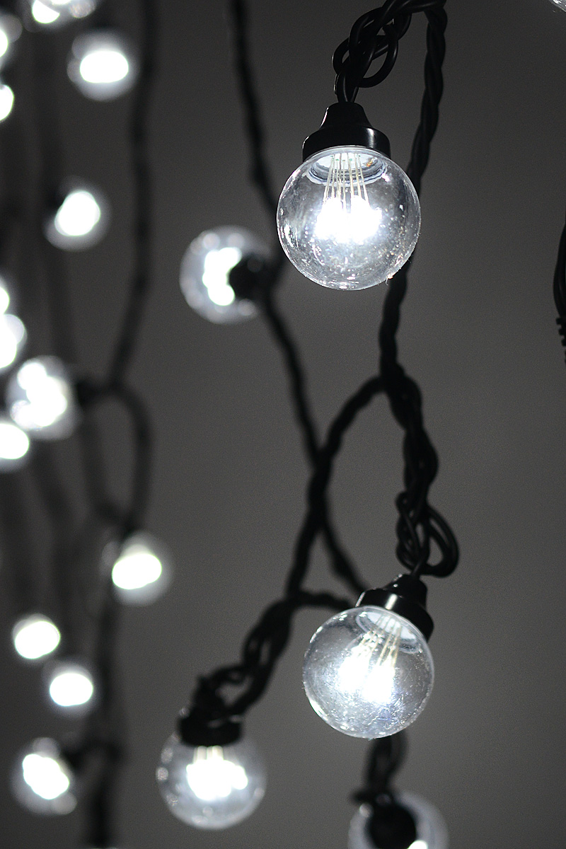 Гирлянда электрическая Neon-Night LED Galaxy Bulb String, 30 ламп х 6 светодиодов, 10 м331-325 Гирлянда электрическая Neon-Night LED Galaxy Bulb String, 30 ламп х 6 светодиодов, 10 м331-325Новогодняя электрическая гирлянда LED Galaxy Bulb String состоит из 30 лампочек диаметром 45 мм, в каждой из которой есть 6 диодов. Благодаря своей степени защиты гирлянда может быть использована как в помещении, так и на улице, даже в сильный мороз.Откройте для себя удивительный мир сказок и грез. Почувствуйте волшебные минуты ожидания праздника, создайте новогоднее настроение вашим дорогим и близким.Напряжение: 220 V.Мощность: 30 Вт.Цвет и материал кабеля: черный каучук.Цвет лампочек: белый.Общая длина: 10 м.Количество прозрачных микро ламп: 30 ламп по 6 светодиодов в каждой.Режим сечения: постоянное свечение.Температурный режим: от -25 до +50°С.Срок службы: 50000 часов.