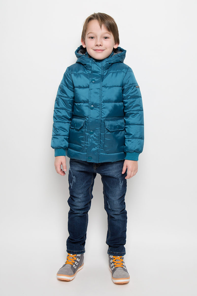 Куртка для мальчика Button Blue, цвет: темно-бирюзовый. 216BBBC41020700. Размер 98, 3 года216BBBC41020700 Куртка для мальчика Button Blue, цвет: темно-бирюзовый. 216BBBC41020700. Размер 98, 3 года216BBBC41020700Куртка для мальчика Button Blue c длинными рукавами, воротником-стойкой и несъемным капюшоном выполнена из прочного полиэстера. Подкладка капюшона и воротника-стойки выполнена из мягкого флиса. Наполнитель - синтепон. Объем капюшона регулируется при помощи шнурка-кулиски со стопперами. Модель застегивается на застежку-молнию спереди и имеет ветрозащитный клапан на кнопках. Изделие имеет два накладных открытых кармана и два накладных кармана на клапанах с кнопками спереди. Рукава оснащены трикотажными манжетами.