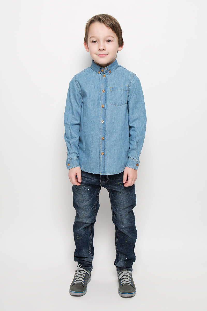 Рубашка для мальчика Button Blue, цвет: голубой джинс. 216BBBC2302D200. Размер 116, 6 лет216BBBC2302D200 Рубашка для мальчика Button Blue, цвет: голубой джинс. 216BBBC2302D200. Размер 116, 6 лет216BBBC2302D200Джинсовая рубашка для мальчика Button Blue изготовлена из натурального хлопка. Рубашка с отложным воротником и длинными рукавами застегивается на пуговицы. На воротнике и манжетах также предусмотрены застежки-пуговицы. На груди расположен накладной карман.