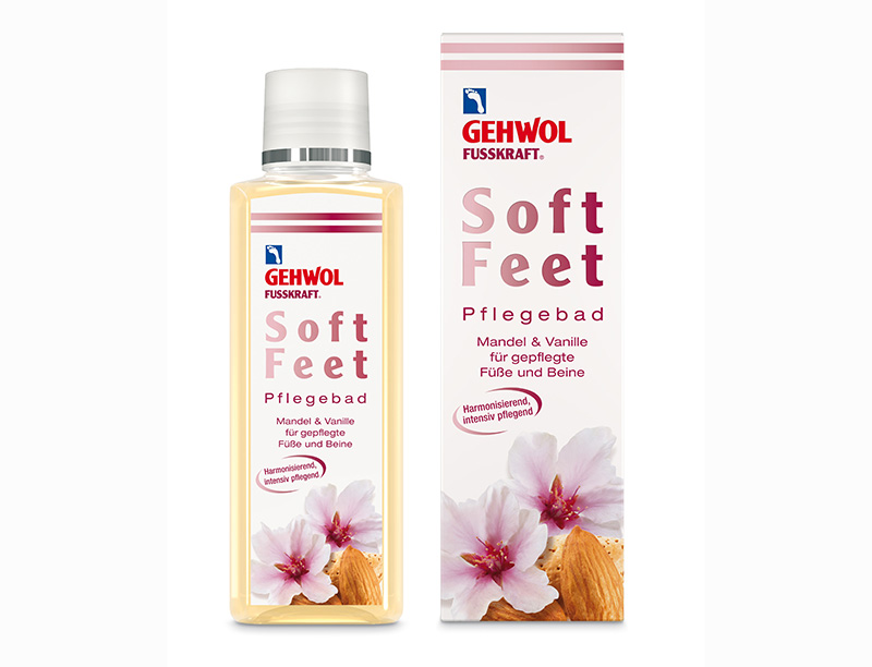 Gehwol Fusskraft Ванна для ног Миндаль и Ваниль, 50 мл1*12603 Gehwol Fusskraft Ванна для ног Миндаль и Ваниль, 50 мл1*12603Увлажняющая ванна для ног Gehwol Fusskraft Soft Feet Pflegebad обеспечивает полноценный уход за сухой и чувствительной кожей стоп, интенсивно увлажняет и смягчает поверхность кожи.Интенсивное увлажнение. Интенсивно восполняет дефицит влаги в обезвоженной коже ног.Смягчающее действие. Смягчает поверхность кожи ног, делает ее более гладкой и шелковистой.Питание. Насыщает кожу всеми необходимыми веществами и полезными микроэлементами, делает ее более гладкой и эластичной.Восстановление водного баланса. Нормализует гидролипидный баланс в тканях и уменьшает потерю влаги верхними слоями кожи.Противовоспалительный эффект. Снимает как локальное, так и общее воспаление вызванное негативными внешними факторами и интенсивной деятельностью сальных желез.Уход при заболевании диабетом. Подходит для регулярного ухода за ногами при заболевании диабетом.Масло сладкого миндаля, входящее в состав ванны Gehwol Fusskraft, прекрасно смягчает и успокаивает кожу ног, делает ее более мягкой и приятной на ощупь. Комплекс витаминов и минералов интенсивно питает клетки эпидермиса, насыщая их полезными веществами и микроэлементами. Косметическое молочко восстанавливает естественный водно-липидный баланс, интенсивно увлажняет глубокие слои кожи и обеспечивает защиту микрофлоры кожи. Масла клещевины и авокадо смягчают ороговевшие участки кожи.