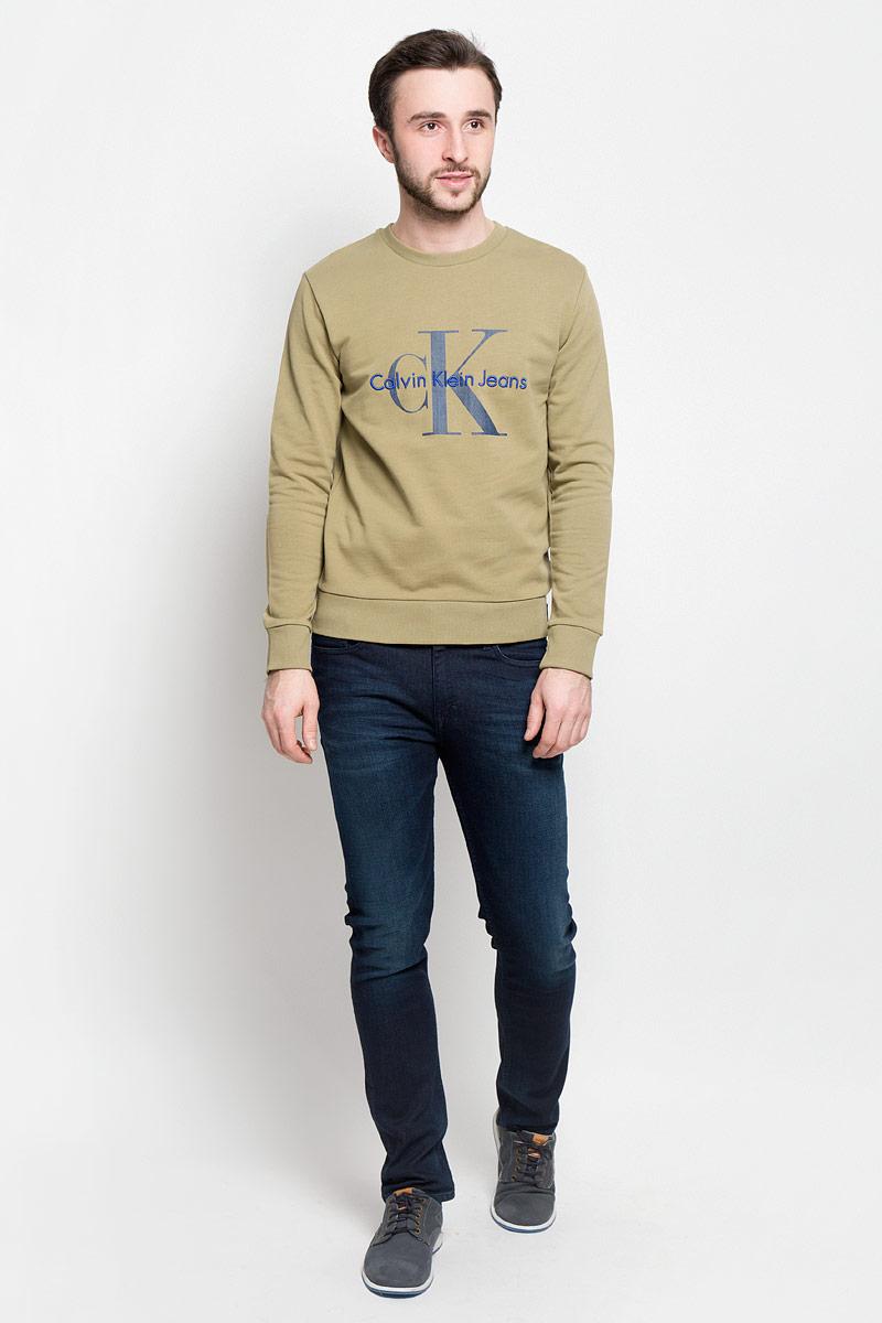 Толстовка мужская Calvin Klein Jeans, цвет: болотный. J30J301241_3460. Размер S (44/46)J30J301241_3460 Толстовка мужская Calvin Klein Jeans, цвет: болотный. J30J301241_3460. Размер S (44/46)J30J301241_3460Стильная мужская толстовка Calvin Klein Jeans изготовлена из натурального хлопка. Лицевая сторона гладкая, изнаночная - с небольшими петельками. Модель с круглым вырезом горловины и длинными рукавами оформленафирменными принтом и вышивкой. Манжеты рукавов, воротник и низ толстовки дополненытрикотажными резинками.