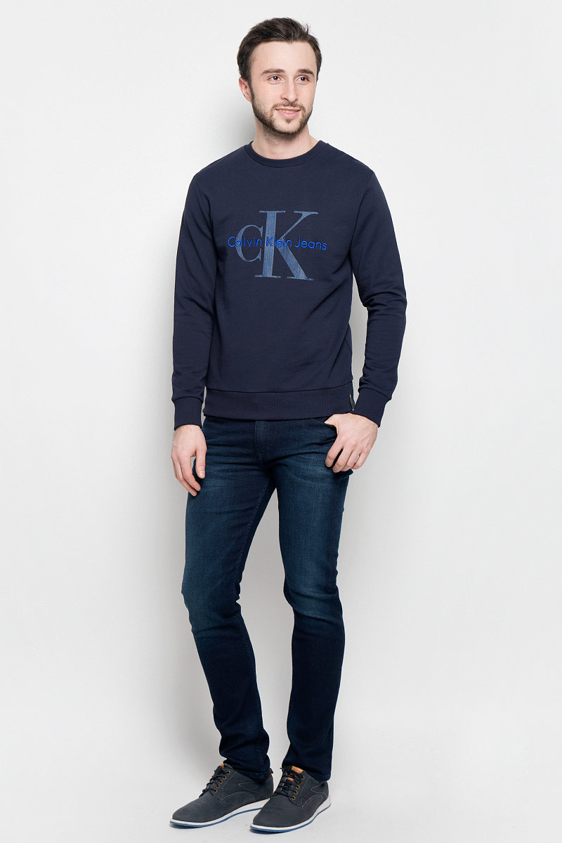 Толстовка мужская Calvin Klein Jeans, цвет: темно-синий. J30J301241_4020. Размер S (44/46)J30J301241_4020 Толстовка мужская Calvin Klein Jeans, цвет: темно-синий. J30J301241_4020. Размер S (44/46)J30J301241_4020Стильная мужская толстовка Calvin Klein Jeans изготовлена из натурального хлопка. Лицевая сторона гладкая, изнаночная - с небольшими петельками. Модель с круглым вырезом горловины и длинными рукавами оформленафирменными принтом и вышивкой. Манжеты рукавов, воротник и низ толстовки дополненытрикотажными резинками.