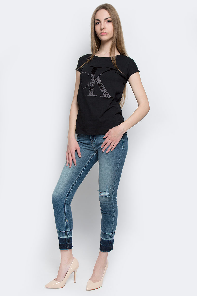 Футболка женская Calvin Klein Jeans, цвет: черный. J20J201330_0990. Размер XL (48/50)J20J201330_0990 Футболка женская Calvin Klein Jeans, цвет: черный. J20J201330_0990. Размер XL (48/50)J20J201330_0990Женская футболка Calvin Klein Jeans, выполненная из натурального хлопка, поможет создать отличный современный образ в стиле Casual.Футболка с круглым вырезом горловины и короткими-цельнокроеными рукавами. Модель оформлена фирменным принтом с логотипом бренда.