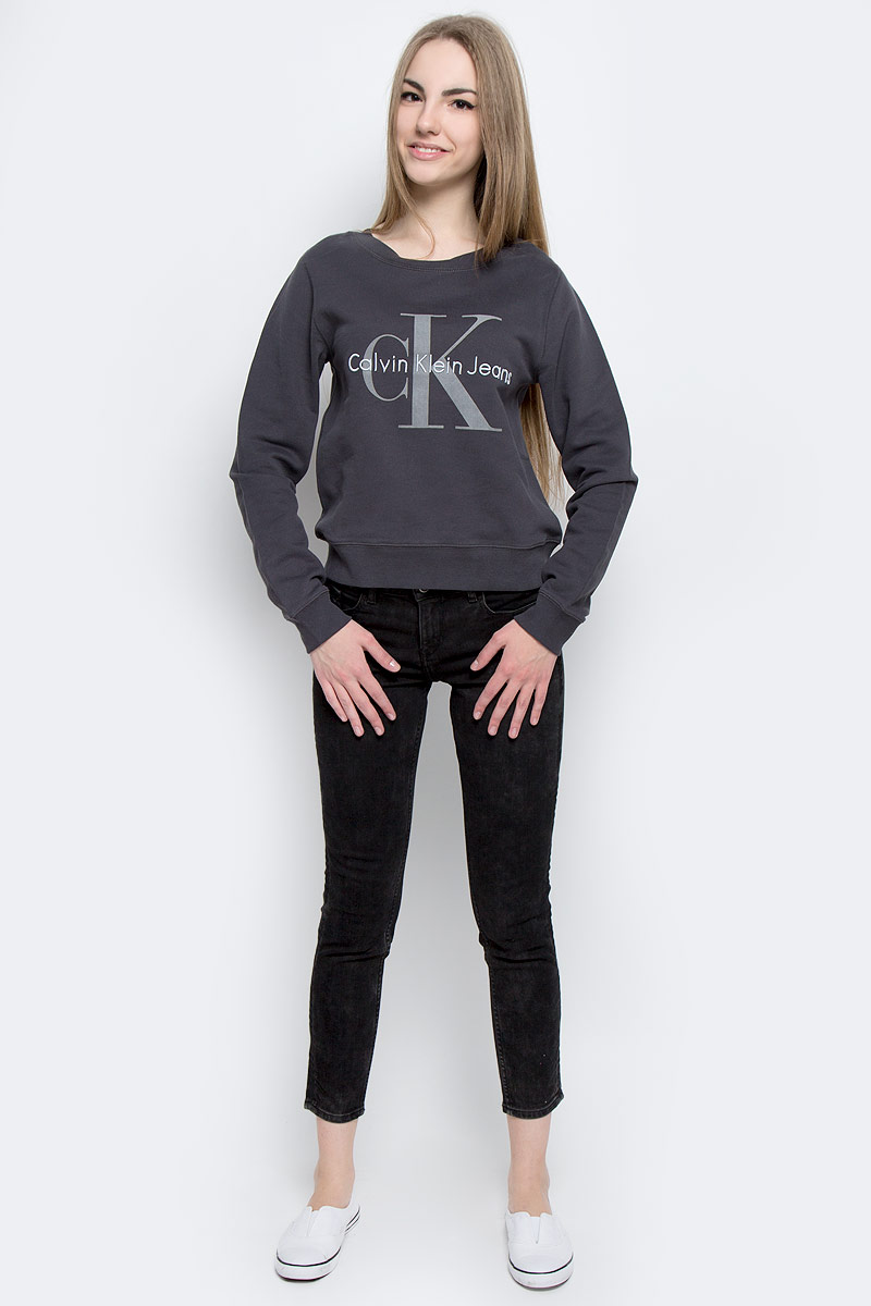 Свитшот женский Calvin Klein Jeans, цвет: темно-серый. J20J201323_0040. Размер S (42/44)J20J201323_0040 Свитшот женский Calvin Klein Jeans, цвет: темно-серый. J20J201323_0040. Размер S (42/44)J20J201323_0040Модный женский свитшот Calvin Klein Jeans, изготовленный из натурального хлопка, мягкий и приятный на ощупь с внутренней стороны выполнен небольшими петельками.Модель с круглым вырезом горловины и длинными рукавами оформлена принтом с логотипом бренда. Горловина, манжеты рукавов и низ изделия изготовлены из трикотажной резинки.