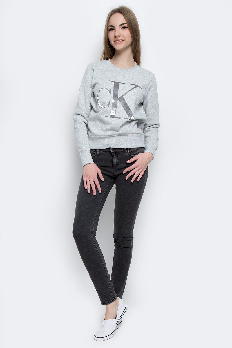 Толстовка женская Calvin Klein Jeans, цвет: светло-серый меланж. J20J201084_0380. Размер XL (48/50)J20J201084_0380 Толстовка женская Calvin Klein Jeans, цвет: светло-серый меланж. J20J201084_0380. Размер XL (48/50)J20J201084_0380Стильная женская толстовка Calvin Klein Jeans изготовлена из натурального хлопка с добавлением полиэстера. Модель с круглым вырезом горловины и длинными рукавами с внутренней стороны выполнена на теплом флисе. Горловина, манжеты рукавов и низ толстовки оформлены трикотажной резинкой. Спереди толстовка дополнена стильным принтом с логотипом бренда.