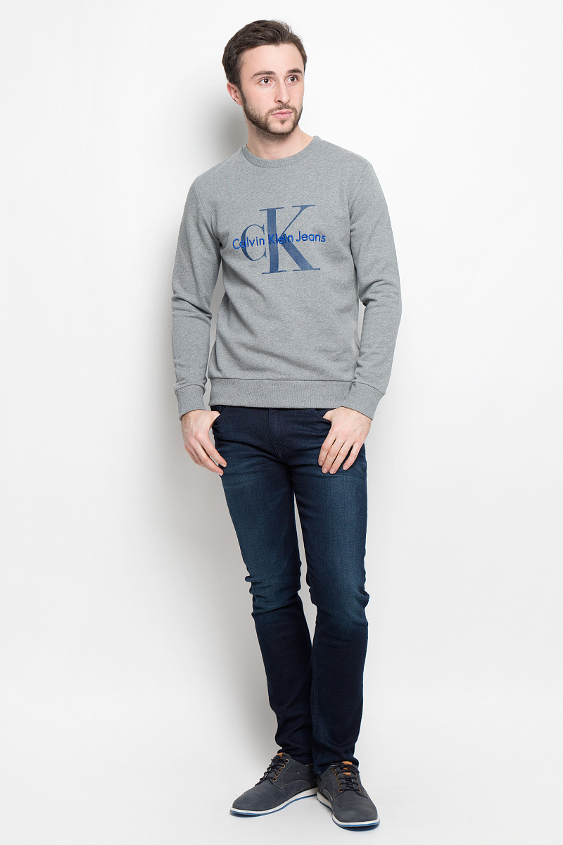 Толстовка мужская Calvin Klein Jeans, цвет: серый. J30J301241_0380. Размер XL (50/52)J30J301241_0380 Толстовка мужская Calvin Klein Jeans, цвет: серый. J30J301241_0380. Размер XL (50/52)J30J301241_0380Стильная мужская толстовка Calvin Klein Jeans изготовлена из натурального хлопка. Лицевая сторона гладкая, изнаночная - с небольшими петельками. Модель с круглым вырезом горловины и длинными рукавами оформленафирменными принтом и вышивкой. Манжеты рукавов, воротник и низ толстовки дополненытрикотажными резинками.