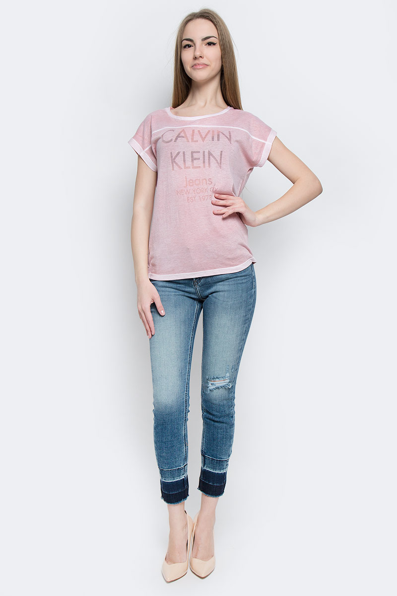 Футболка женская Calvin Klein Jeans, цвет: светло-розовый. J20J201331_5130. Размер M (44/46)J20J201331_5130 Футболка женская Calvin Klein Jeans, цвет: светло-розовый. J20J201331_5130. Размер M (44/46)J20J201331_5130Женская футболка Calvin Klein Jeans выполнена из хлопка и полиэстера. Модель с круглым вырезом горловины и короткими рукавами имеет свободный силуэт. Изделие оформлено надписями.