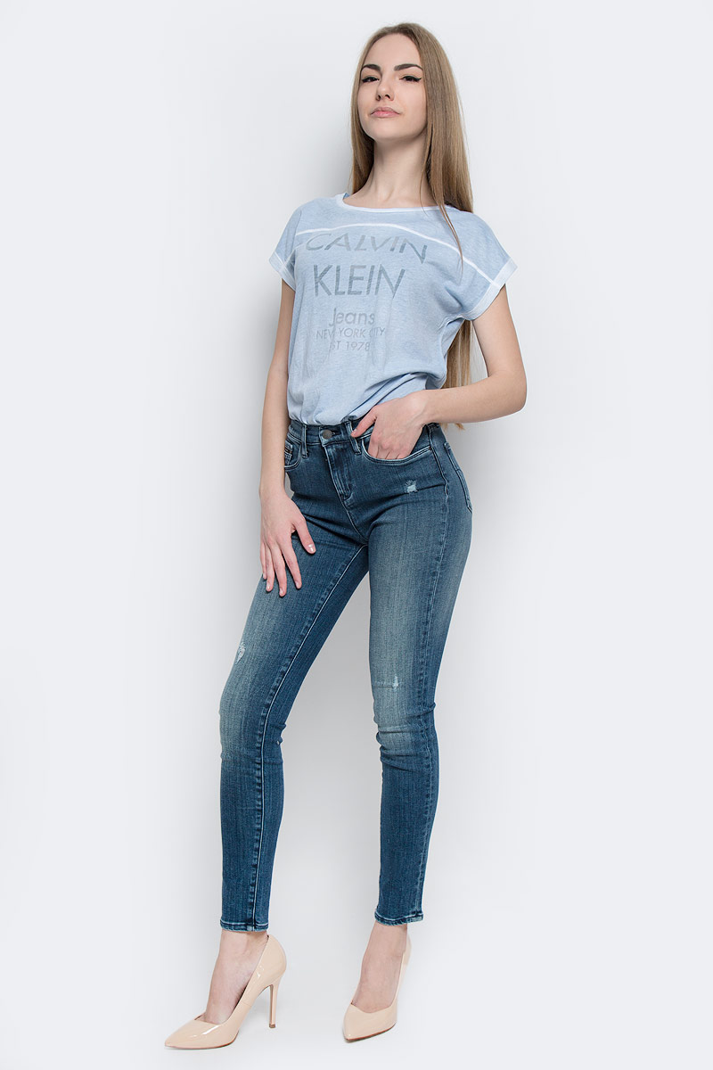 Джинсы женские Calvin Klein Jeans, цвет: синий. J20J204681_9113. Размер 29 (44/46)J20J204681_9113 Джинсы женские Calvin Klein Jeans, цвет: синий. J20J204681_9113. Размер 29 (44/46)J20J204681_9113Стильные женские джинсы Calvin Klein Jeans выполнены из хлопка с добавлением полиэстера и эластана. Материал мягкий и приятный на ощупь, не сковывает движения и позволяет коже дышать.Джинсы-скинни завышенной посадки застегиваются на пуговицу в поясе и ширинку на застежке-молнии. На поясе предусмотрены шлевки для ремня. Спереди модель оформлена двумя втачными карманами и одним маленьким накладным кармашком, сзади - двумя накладными карманами. Модель оформлена эффектом потертости.