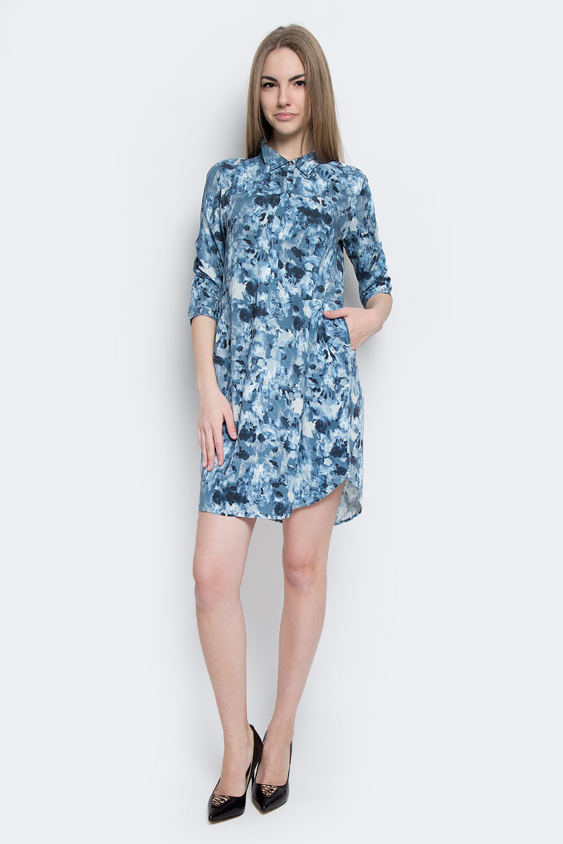 Платье Calvin Klein Jeans, цвет: темно-синий, голубой, серый. J20J201230_0020. Размер M (44/46)J20J201230_0020 Платье Calvin Klein Jeans, цвет: темно-синий, голубой, серый. J20J201230_0020. Размер M (44/46)J20J201230_0020Стильное платье Calvin Klein Jeans изготовлено из вискозы.Модель-мини свободного кроя с отложным воротником и рукавами 3/4 застегивается спереди на металлические пуговицы. Манжеты рукавов оснащены застежками-пуговицами. По бокам расположены втачные карманы. Спинка модели присборена вшитую на резинку.