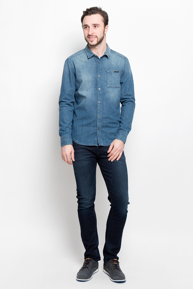 Рубашка мужская Calvin Klein Jeans, цвет: синий. J30J304304_9110. Размер L (48/50)J30J304304 Рубашка мужская Calvin Klein Jeans, цвет: синий. J30J304304_9110. Размер L (48/50)J30J304304Стильная мужская рубашка Calvin Klein Jeans, выполненная из натурального хлопка, подчеркнет ваш уникальный стиль и поможет создать оригинальный образ. Такой материал великолепно пропускает воздух, обеспечивая необходимую вентиляцию, а также обладает высокой гигроскопичностью. Рубашка модели Slim Fit с длинными рукавами и отложным воротником застегивается спереди на кнопки. Нижняя часть рукавов вместе с манжетами также застегивается на кнопки. На груди расположен накладной карман.Такая рубашка будет дарить вам комфорт в течение всего дня и послужит замечательным дополнением к вашему гардеробу.