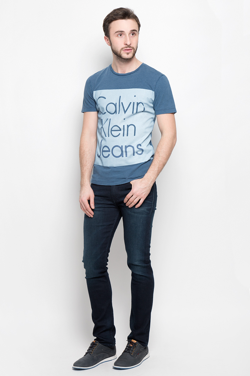 Футболка мужская Calvin Klein Jeans, цвет: синий, голубой. J30J301242_4700. Размер XL (50/52)J30J301242_4700 Футболка мужская Calvin Klein Jeans, цвет: синий, голубой. J30J301242_4700. Размер XL (50/52)J30J301242_4700Мужская футболка Calvin Klein Jeans выполнена из натурального хлопка. Модель с круглым вырезом горловины и короткими рукавами оформлена на груди принтом в виде названия бренда.