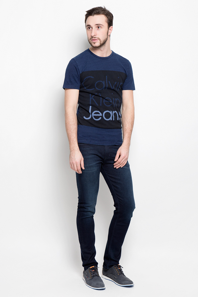 Футболка мужская Calvin Klein Jeans, цвет: темно-синий, черный. J30J301242_8630. Размер S (44/46)J30J301242_8630 Футболка мужская Calvin Klein Jeans, цвет: темно-синий, черный. J30J301242_8630. Размер S (44/46)J30J301242_8630Мужская футболка Calvin Klein Jeans выполнена из натурального хлопка. Модель с круглым вырезом горловины и короткими рукавами оформлена на груди принтом в виде названия бренда.