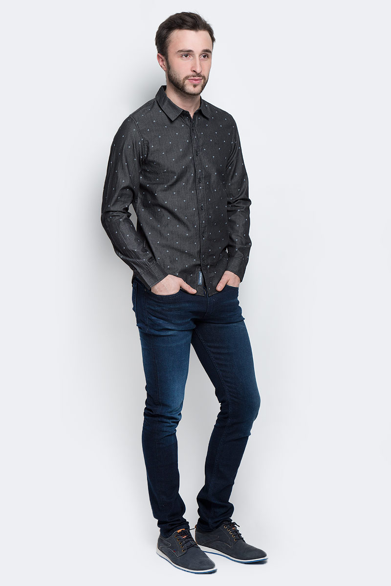 Рубашка мужская Calvin Klein Jeans, цвет: темно-серый. J30J301277_0990. Размер L (48/50)J30J301277_0990 Рубашка мужская Calvin Klein Jeans, цвет: темно-серый. J30J301277_0990. Размер L (48/50)J30J301277_0990Стильная мужская рубашка Calvin Klein Jeans, выполненная из натурального хлопка, позволяет коже дышать, тем самым обеспечивая наибольший комфорт при носке. Модель-слим с отложным воротником и длинными рукавами застегивается на пуговицы по всей длине. Манжеты рукавов оснащены застежками-пуговицами. Изделие оформлено принтом с изображением логотипа бренда. Спинка модели немного удлинена.