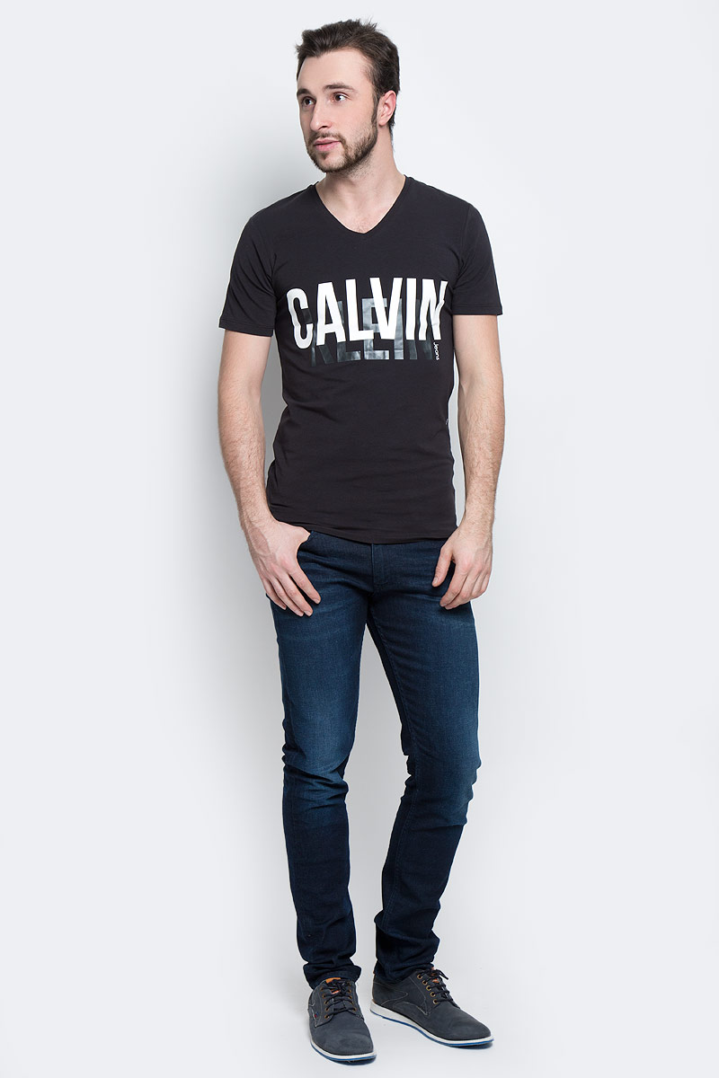 Футболка мужская Calvin Klein Jeans, цвет: черный. J30J301249_0990. Размер M (46/48)J30J301249_0990 Футболка мужская Calvin Klein Jeans, цвет: черный. J30J301249_0990. Размер M (46/48)J30J301249_0990Мужская футболка Calvin Klein Jeans выполнена из натурального хлопка с добавлением эластана. Модель с V-образным вырезом горловины и короткими рукавами оформлена на груди фирменной надписью с названием бренда.