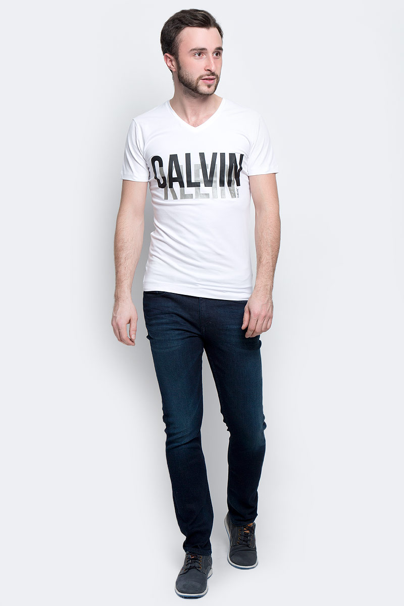 Футболка мужская Calvin Klein Jeans, цвет: белый. J30J301249_1120. Размер XL (50/52)J30J301249_1120 Футболка мужская Calvin Klein Jeans, цвет: белый. J30J301249_1120. Размер XL (50/52)J30J301249_1120Мужская футболка Calvin Klein Jeans выполнена из натурального хлопка с добавлением эластана. Модель с V-образным вырезом горловины и короткими рукавами оформлена на груди фирменной надписью с названием бренда.