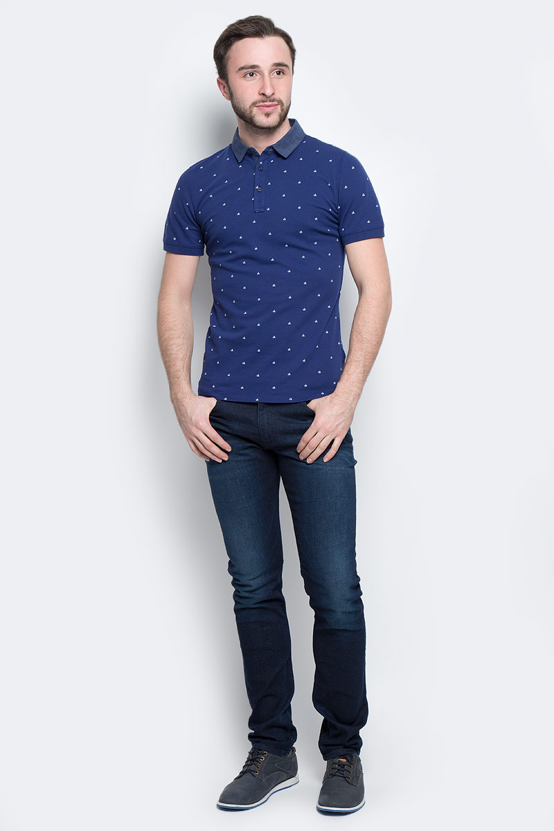 Поло мужское Calvin Klein Jeans, цвет: синий. J30J301259_4750. Размер XL (50/52)J30J301259_4750 Поло мужское Calvin Klein Jeans, цвет: синий. J30J301259_4750. Размер XL (50/52)J30J301259_4750Классическая мужская футболка-поло Calvin Klein Jeans изготовлена из натурального хлопка с добавлением эластана.Футболка-поло с отложным воротником и короткими рукавами застегивается сверху на три пуговицы. Края рукавов выполнены из трикотажной резинки. Спинка модели удлинена, по бокам предусмотрены небольшие разрезы. Изделие украшено мелким принтом с логотипом бренда.