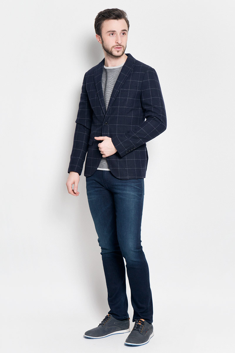 Пиджак мужской Selected Homme, цвет: темно-синий. 16053138. Размер (54)16053138_Navy Blue Пиджак мужской Selected Homme, цвет: темно-синий. 16053138. Размер (54)16053138_Navy BlueКлассический мужской пиджак Selected Homme изготовлен из полиэстера с добавлением шерсти. Подкладка пиджака выполнена из полиэстера.Пиджак с воротником с лацканами и длинными рукавами застегивается на две пуговицы. Манжеты рукавов также дополнены декоративными пуговицами. Пиджак имеет два втачных кармана с клапанами и нагрудный кармашек спереди, а также два потайных втачных карманама, один из которых на пуговице.