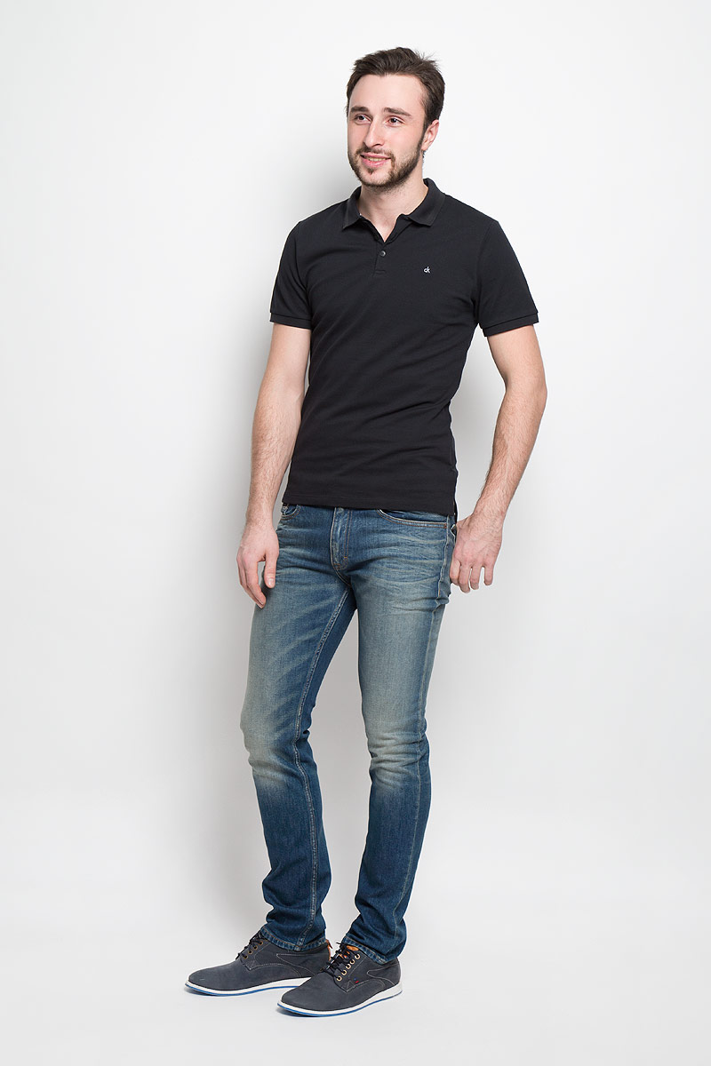 Джинсы мужские Calvin Klein Jeans, цвет: темно-синий. J30J301312_9124. Размер 30 (44/46)J30J301312_9124 Джинсы мужские Calvin Klein Jeans, цвет: темно-синий. J30J301312_9124. Размер 30 (44/46)J30J301312_9124Стильные мужские джинсы Calvin Klein Jeans изготовлены из хлопка с добавлением эластана.Джинсы-слим средней посадки застегиваются на пуговицу в поясе и ширинку на застежке-молнии. На поясе имеются шлевки для ремня. Спереди модель дополнена двумя втачными карманами и одним небольшим накладным кармашком, сзади - двумя накладными карманами. Модель оформлена контрастной прострочкой, эффектом потертости и перманентными складками.
