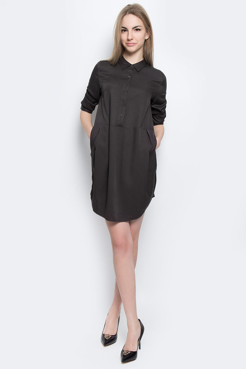 Платье Calvin Klein Jeans, цвет: темно-серый. J20J201230_0040. Размер S (42)J20J201230_0040 Платье Calvin Klein Jeans, цвет: темно-серый. J20J201230_0040. Размер S (42)J20J201230_0040Стильное платье Calvin Klein Jeans изготовлено из вискозы.Модель-мини свободного кроя с отложным воротником и рукавами 3/4 застегивается спереди на металлические пуговицы. Манжеты рукавов оснащены застежками-пуговицами. По бокам расположены втачные карманы. Спинка модели присборена вшитую на резинку.