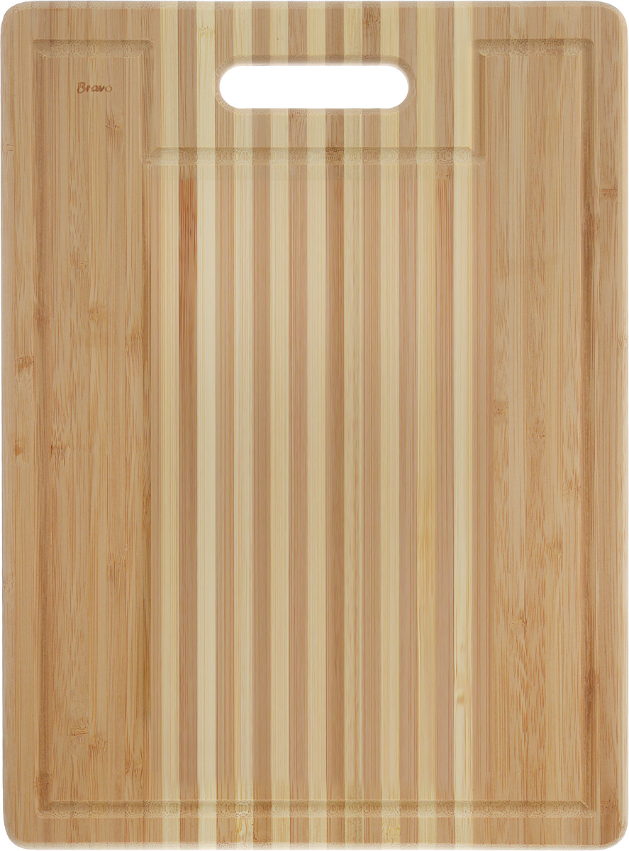 Доска разделочная LarangE От шефа, 36 х 27 х 1,8 см. 624-176624-176 Доска разделочная LarangE От шефа, 36 х 27 х 1,8 см. 624-176624-176Доска разделочная LarangE От шефа изготовлена из качественного бамбука. Доска склеивается в заводских условиях из отдельных распиленных полос. Сочетание склеенных полосок разного цвета в изделии выглядит богато и притягательно. Бамбук обладает плотной и очень твердой структурой (400-700 кг/м3), устойчив к механическим и климатическим воздействиям. Доски из бамбука не рассыхаются и не трескаются, не портятся от мытья в теплой воде, не впитывают влагу и запахи и имеют долгий срок службы. Бамбук - это 100% экологически чистый продукт. Доска снабжена ручкой для удобного использования. Желобки по краям доски предназначены для стока жидкости. Доска разделочная LarangE От шефа станет полезным приобретением для вашей кухни, а также красиво дополнит как современный, так и классический интерьер. Не рекомендуется мыть в посудомоечной машине.
