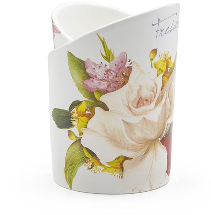 Подставка под кухонные инструменты Ceramiche Viva ФрескоCV2-T11-01048-AL Подставка под кухонные инструменты Ceramiche Viva ФрескоCV2-T11-01048-ALПодставка под кухонные инструменты Ceramiche Viva Фреско изготовлена из высококачественной керамики. Нанесение сверкающей глазури, не содержащей свинца, придает посуде превосходный блеск и особую прочность. Внешние стенки украшены ярким цветочным рисунком. Такая подставка красиво дополнит интерьер кухни и станет практичным приобретением. Изделие можно мыть в посудомоечной машине и использовать в микроволновой печи. Не разрешается применять при мытье посуды абразивные порошки.