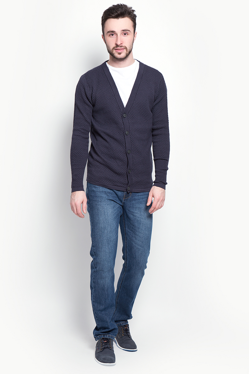 Кардиган мужской Selected Homme, цвет: темно-синий. 16052509. Размер M (46)16052509_Dark Navy Кардиган мужской Selected Homme, цвет: темно-синий. 16052509. Размер M (46)16052509_Dark NavyМужской кардиган Selected Homme выполнен из высококачественного эластичного холопка. Модель с длинными рукавами и V-образным вырезом горловины застегивается на пуговицы. Изделие имеет оригинальную объемную вязку.
