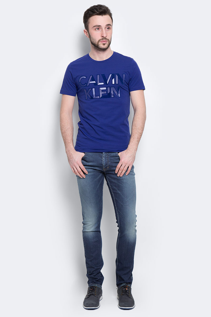 Футболка мужская Calvin Klein Jeans, цвет: синий. J30J300562_4950. Размер M (46/48)J30J300562_4950 Футболка мужская Calvin Klein Jeans, цвет: синий. J30J300562_4950. Размер M (46/48)J30J300562_4950Мужская футболка Calvin Klein Jeans, выполненная из эластичного хлопка, идеально подойдет для повседневной носки. Материал очень мягкий и приятный на ощупь, не сковывает движения и хорошо пропускает воздух. Футболка с круглым вырезом горловины и короткими рукавами имеет полуприлегающий силуэт. Спереди изделие украшено фактурной надписью с названием бренда. Такая модель будет дарить вам комфорт в течение всего дня и станет стильным дополнением к вашему образу.