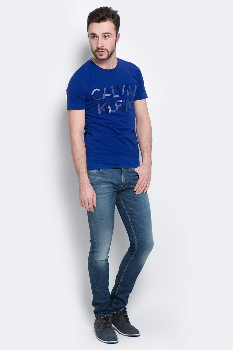 Джинсы мужские Calvin Klein Jeans, цвет: синий. J30J304293_9114. Размер 30 (44/46)J30J304293_9114 Джинсы мужские Calvin Klein Jeans, цвет: синий. J30J304293_9114. Размер 30 (44/46)J30J304293_9114Мужские джинсы Calvin Klein Jeans, выполненные из эластичного хлопка с небольшим добавлением эластана, отлично дополнят ваш образ. Ткань изделия тактильно приятная, не стесняет движений, позволяет коже дышать. Джинсы застегиваются в поясе на пуговицу и имеют ширинку на молнии. На модели предусмотрены шлевки для ремня. Спереди джинсы дополнены двумя втачными карманами и одним маленьким накладным, сзади - двумя накладными карманами. Оформлено изделие эффектом потертости и перманентными складками. Высокое качество кроя и пошива, актуальный дизайн и расцветка придают изделию неповторимый стиль ииндивидуальность. Модель займет достойное место в вашем гардеробе!