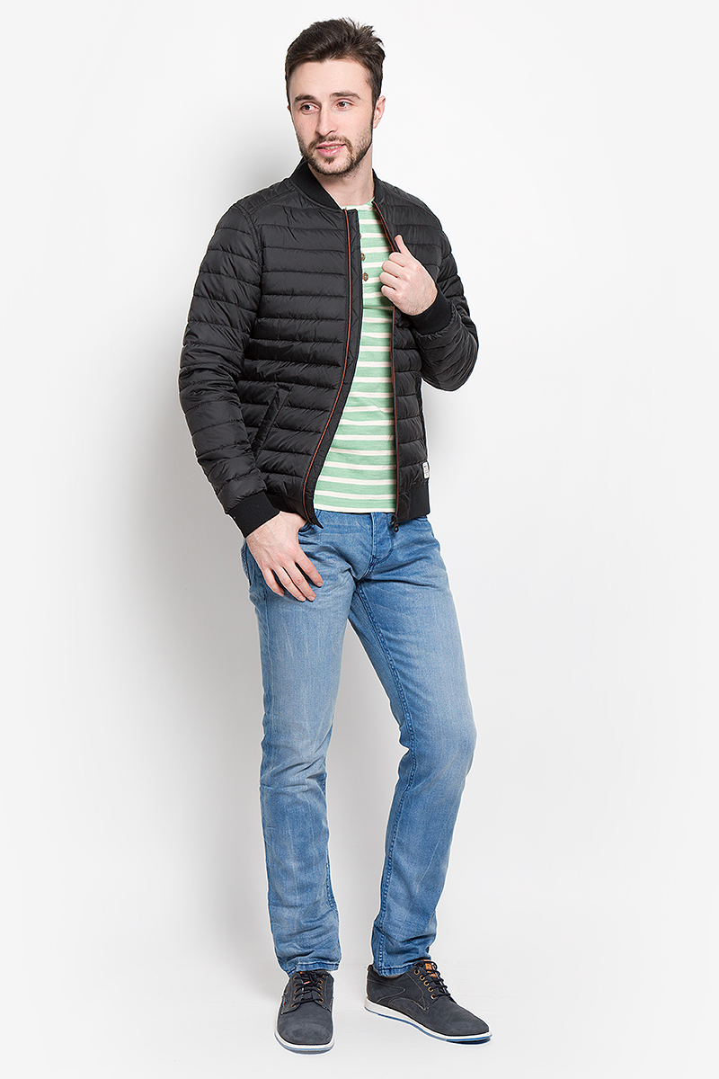 Куртка мужская Tom Tailor Denim, цвет: черный. 3532956.00.12_2999. Размер L (50)3532956.00.12_2999 Куртка мужская Tom Tailor Denim, цвет: черный. 3532956.00.12_2999. Размер L (50)3532956.00.12_2999Стильная мужская куртка Tom Tailor Denim выполнена из полиэстера на подкладки из 100% полиэстера и рассчитана на прохладную погоду. Куртка поможет вам почувствовать себя максимально комфортно и стильно. Модель с длинными рукавами и воротником-стойкой застегивается на застежку-молнию. Воротник выполнен из трикотажной резинки. Низ рукавов и низ модели обработаны широкой эластичной манжетой. Куртка дополнена двумя прорезными карманами на кнопке. Модный дизайн и практичность - отличный выбор на каждый день!
