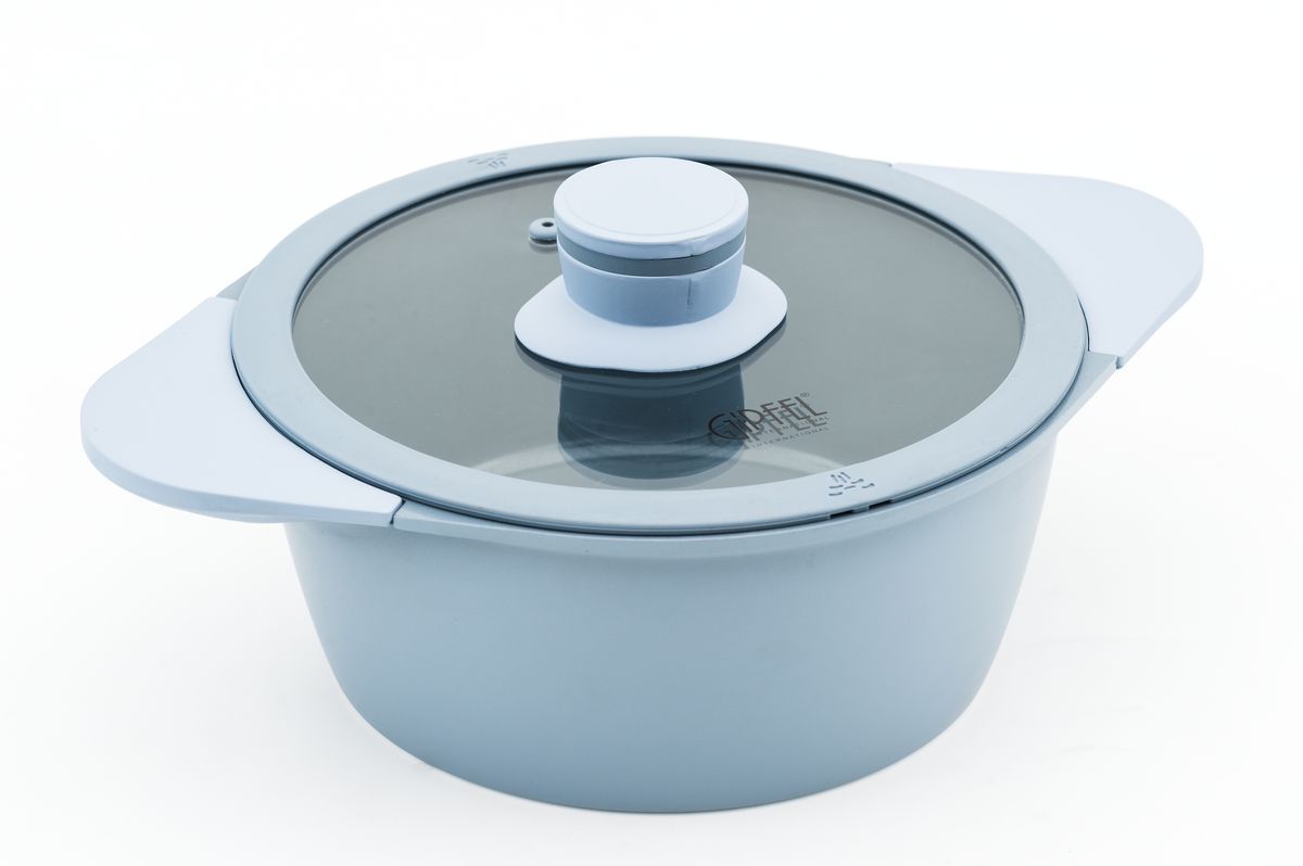Кастрюля Gipfel Comfort, с крышкой, с керамическим покрытием, 2,4 л0461 Кастрюля Gipfel Comfort, с крышкой, с керамическим покрытием, 2,4 л0461Посуда Gipfel изготовлена только из качественных, экологически чистых материалов. Также уделяется особое внимание дизайну продукции, способному удовлетворять вкусы даже самых взыскательных покупателей. Сталь 8/10, из которой изготавливается посуда и аксессуары Gipfel, является уникальной. Она отличается высокими эксплуатационными характеристиками и крайне устойчива к физическим воздействиям. Сложно найти более подходящий для создания качественной кухонной посуды материал. Отличительной чертой металлической посуды, выполненной из подобной стали, является характерный сероватый оттенок поверхности и особый блеск. Преимущественной особенностью технологии является многослойное дно посуды, которое распределяет тепло по всей поверхности и позволяет сократить время приготовления пищи. Следует также отметить, что в посуде Gipfel можно готовить без воды и соли. Это позволяет приготовить более здоровую пищу.