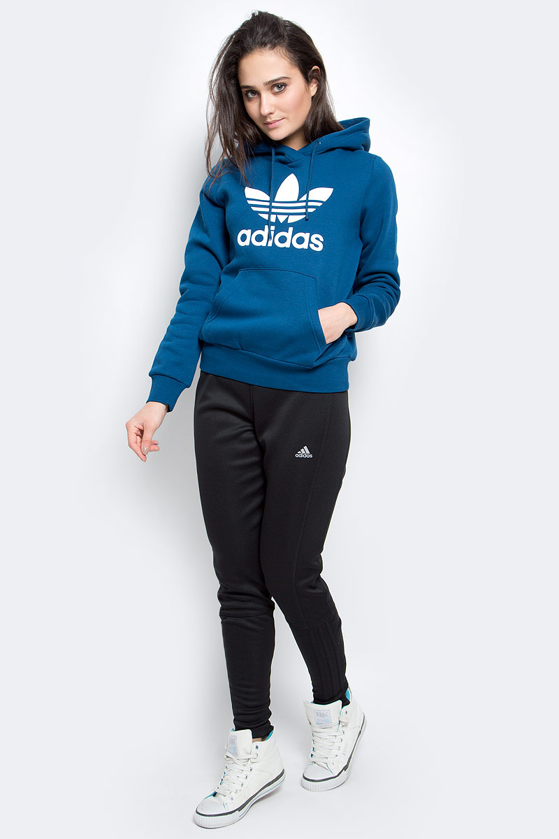 Толстовка женская adidas Trf logo hoodie, цвет: синий. AY8112. Размер 34 (40)AY8112 Толстовка женская adidas Trf logo hoodie, цвет: синий. AY8112. Размер 34 (40)AY8112Проверенный временем спортивный стиль покоряет современные улицы городов. Карманы-кенгуру со вставкой из гладкого, приятного на ощупь нейлона. Приталенный крой. Стильные светоотражающие детали. Капюшон из трех частей на регулируемых завязках-шнурках.