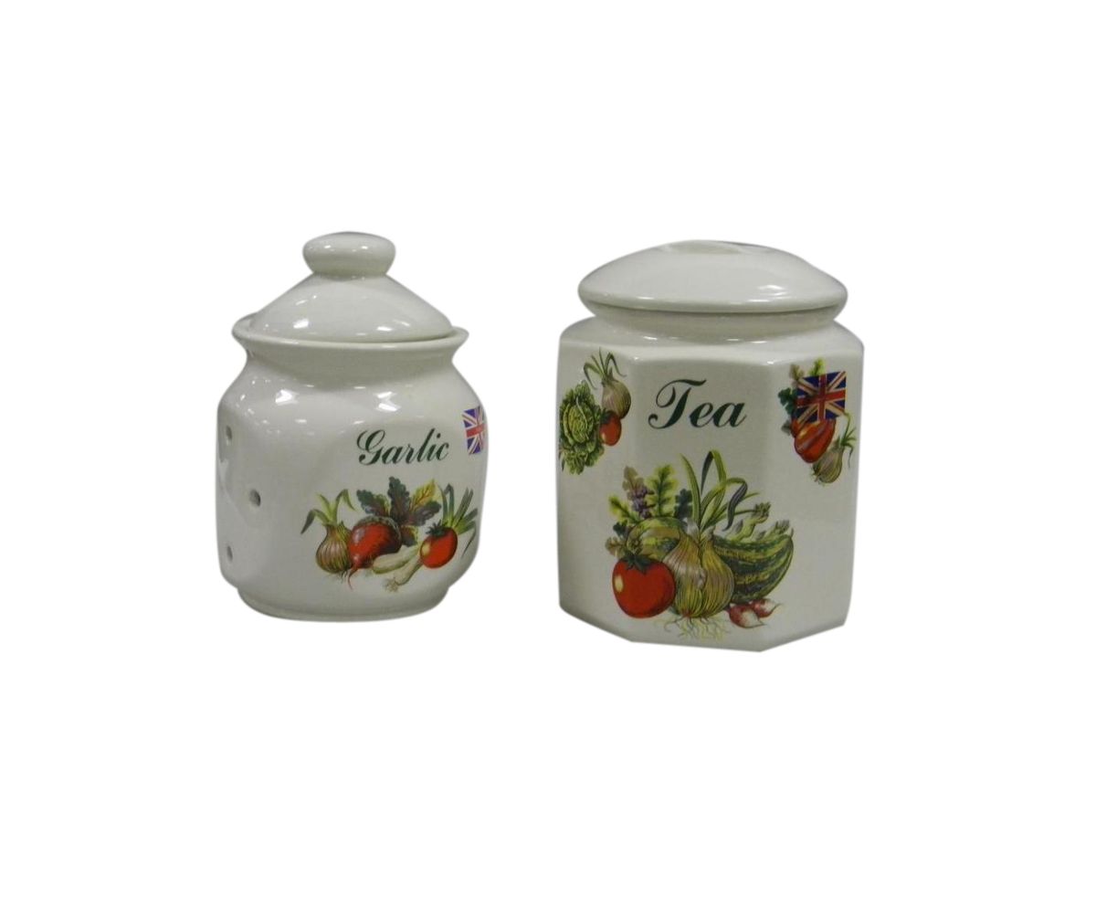 Набор банок для сыпучих продуктов Melba Овощи, 2 штМС 708/2ч Набор банок для сыпучих продуктов Melba Овощи, 2 штМС 708/2чНабор Melba Овощи, изготовленный из высококачественной керамики, состоит из двух банок для сыпучих продуктов. Банки оснащены плотно закрывающимися крышками. Изделия имеют глазурованную поверхность, что препятствует образованию пятен, ограничивает впитывание влаги и продлевает срок службы. Внешние стенки украшены изображением овощей. Банки прекрасно подходят для хранения различных сыпучих продуктов: специй, сахара, кофе, чая и т.д. Набор банок для сыпучих продуктов изящно украсит интерьер вашей кухни.