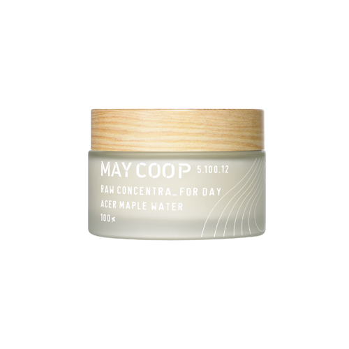 May Coop Дневной крем для лица увлажняет , питает, придает сияние коже Concentra For Day 50 мл36331 May Coop Дневной крем для лица увлажняет , питает, придает сияние коже Concentra For Day 50 мл36331Интенсивное питание, восстановление и укрепление для кожи в течение всего дня. Неповторимый по составу крем служит завершением вашего ритуала красоты, обеспечивая максимальное по длительности и эффективности увлажнение. Уникальная формула на 90% состоит из весеннего сока кленового дерева, молекулы которого обладают способностью глубоко проникать в кожу, достигая эффекта ревитализации и насыщения влагой. Идеально сбалансированная рецептура включает комплекс редких экстрактов фруктов и растений, фруктан, ценные органические масла, гиалуроновую кислоту и другие высококачественные компоненты для поддержания красоты и молодости кожи. Придает свежесть, легкость и здоровое сияние.