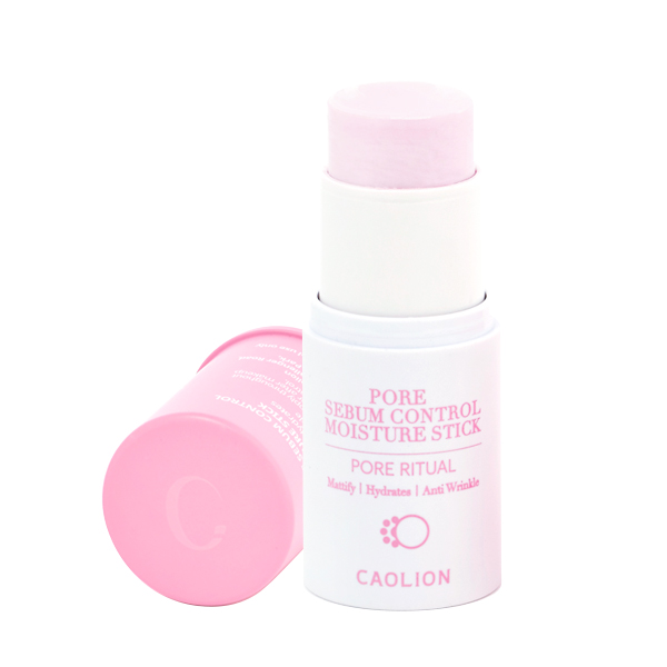 Caolion Себорегулирующий увлажняющий стик для лица Pore Sebum Control Moisture Stick 6г40022 Caolion Себорегулирующий увлажняющий стик для лица Pore Sebum Control Moisture Stick 6г40022Деликатный увлажняющий бальзам для кожи лица в супер-компактной форме поддерживает макияж в идеальном состоянии в течение всего дня. Предназначен для нанесения как до макияжа – в качестве праймера, так и поверх него – для дополнительного ухода за кожей. Комплекс экстрактов азиатских растений регулирует себовыделение, при этом смягчая, увлажняя и придавая сияние красоты и здоровья. Для всех типов кожи. Без парабенов, сульфатов, фталатов, минерального масла и других потенциально опасных ингредиентов.