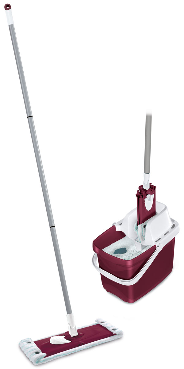 Комплект для уборки Leifheit Combi Clean, цвет: бордовый, 3 предмета52062 Комплект для уборки Leifheit Combi Clean, цвет: бордовый, 3 предмета52062Комплект Leifheit Combi Clean состоит из ведра с сеткой для отжима, швабры Twist с возможностью вращения и насадки-тряпки Micro Duo. Такой комплект станет отличным вариантом для быстрой и качественной уборки. Особая структура поверхности насадки с разноуровневыми волокнами обеспечивает глубокую очистку гладких поверхностей и всех встречающихся неровностей: впадин, зазоров, микротрещин. При этом специфическое расположение насадки на платформе позволяет одновременно удалять загрязнения из углов и с плинтусов.Шарнирное соединение платформы и рукоятки предоставляет возможность выбора наиболее удобного наклона ручки в ходе уборки, что требуется при мытье труднодоступных мест. Простое и удобное использование отжимного устройства избавляет от необходимости постоянно нагибаться и позволяет сохранить руки сухими и чистыми.Длина платформы: 33 см