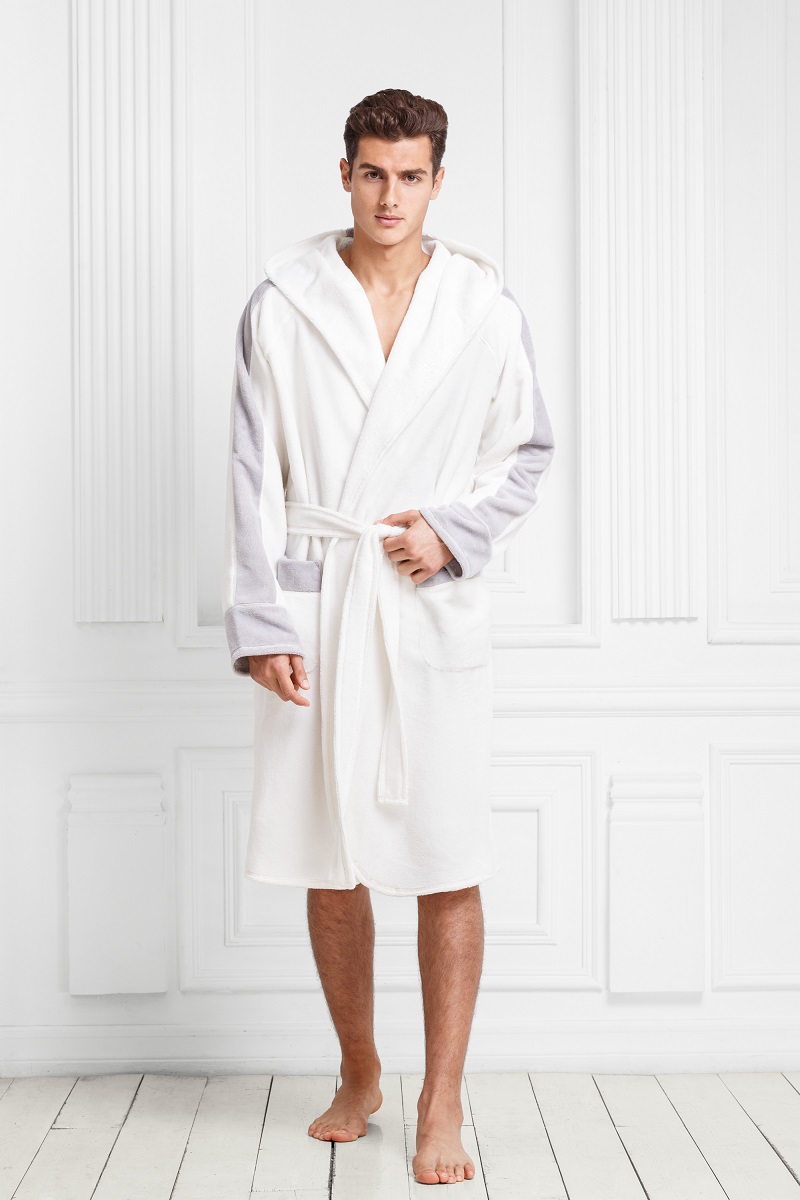 Халат мужской Funny Bunny Sport, цвет: арктик. 9060117180. Размер XXL (54)9060117180 Халат мужской Funny Bunny Sport, цвет: арктик. 9060117180. Размер XXL (54)9060117180Халат спортивного кроя из мягкой махровой ткани. Свобода движений достигается благодаря рукавам реглан. Капюшон создает дополнительное ощущение удобства, мягкости и тепла. Основные цвета сдержанные, классические, с добавлением контрастной отделки, создающей как более мягкое, так и более контрастное сочетание.