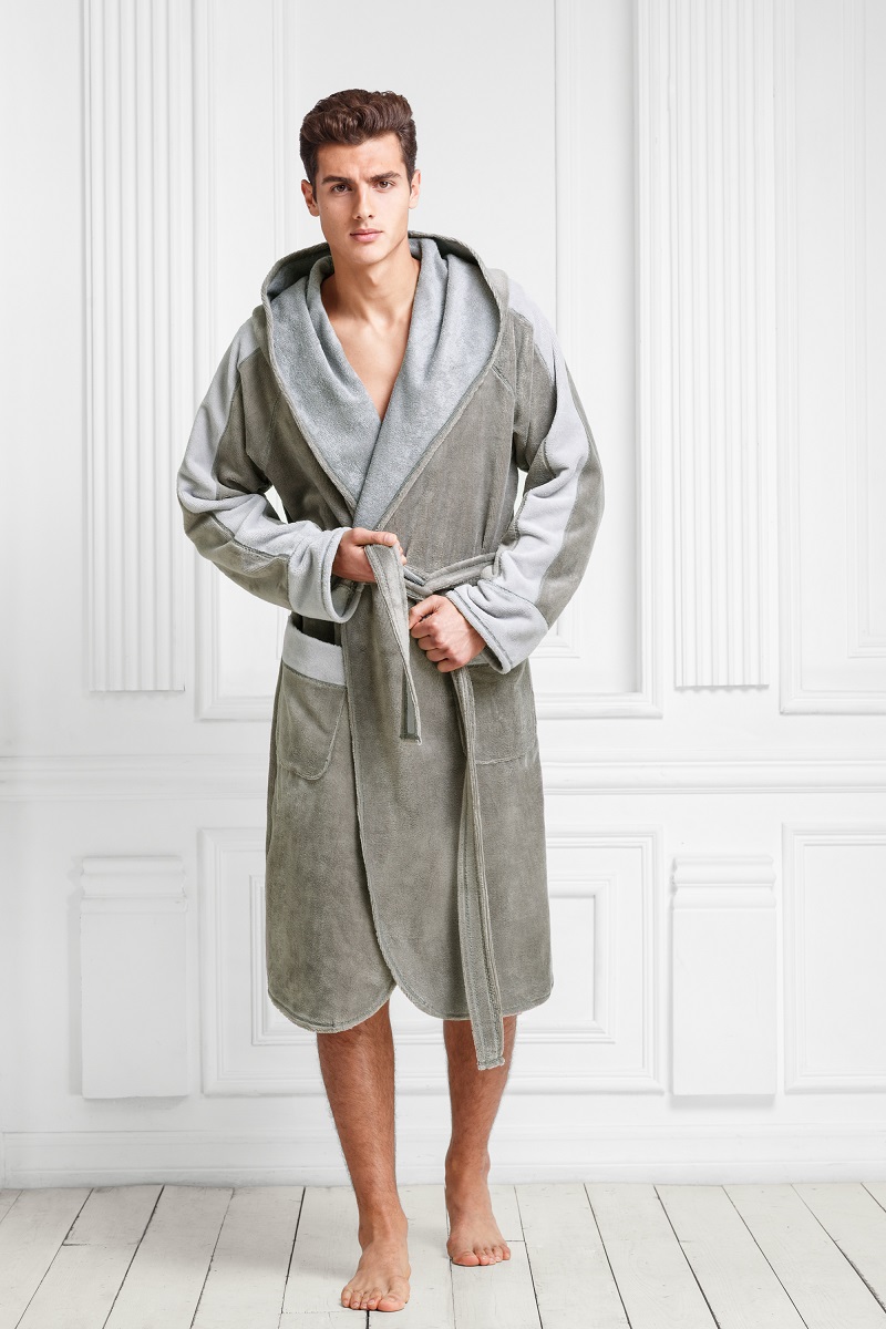 Халат мужской Funny Bunny Sport, цвет: стоун. 9060117182. Размер XXXL (56)9060117182 Халат мужской Funny Bunny Sport, цвет: стоун. 9060117182. Размер XXXL (56)9060117182Халат спортивного кроя из мягкой махровой ткани. Свобода движений достигается благодаря рукавам реглан. Капюшон создает дополнительное ощущение удобства, мягкости и тепла. Основные цвета сдержанные, классические, с добавлением контрастной отделки, создающей как более мягкое, так и более контрастное сочетание.
