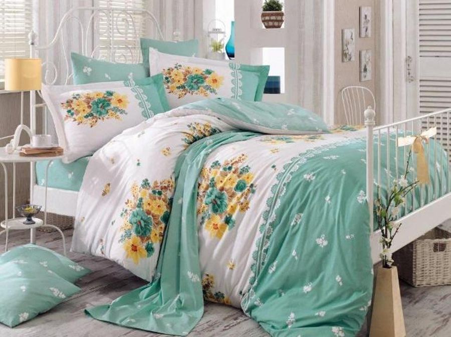 Комплект белья Hobby Home Collection Alvis, 1,5-спальный, наволочки 50x70, 70x70, цвет: зеленый1501000875 Комплект белья Hobby Home Collection Alvis, 1,5-спальный, наволочки 50x70, 70x70, цвет: зеленый1501000875Комплект белья Hobby Home Collection состоит из простыни, пододеяльника и 2 наволочек. Белье выполнено из поплина - это ткань из 100% натурального хлопка. По легенде этот материал впервые произвели во французской резиденции Папы Римского, городе Авиньон. За это ткань назвали поплином, что означает папский. По своим характеристикам она напоминает бязь, однако, на ощупь гораздо более мягкая и гладкая. Прекрасные потребительские качества обеспечили поплину популярность у розничного покупателя: ткань не выцветает и не мнется, ее можно не гладить вообще; не линяет и не деформируется при стирке до сорока градусов; на 100% состоит из натуральных хлопковых волокон.