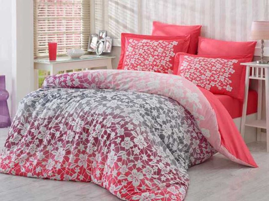 Комплект белья Hobby Home Collection Mira, 1,5-спальный, наволочки 50x70, 70x701501000884 Комплект белья Hobby Home Collection Mira, 1,5-спальный, наволочки 50x70, 70x701501000884Комплект белья Hobby Home Collection состоит из простыни, пододеяльника и 2 наволочек. Белье выполнено из поплина - это ткань из 100% натурального хлопка. По легенде этот материал впервые произвели во французской резиденции Папы Римского, городе Авиньон. За это ткань назвали поплином, что означает папский. По своим характеристикам она напоминает бязь, однако, на ощупь гораздо более мягкая и гладкая. Прекрасные потребительские качества обеспечили поплину популярность у розничного покупателя: ткань не выцветает и не мнется, ее можно не гладить вообще; не линяет и не деформируется при стирке до сорока градусов; на 100% состоит из натуральных хлопковых волокон.