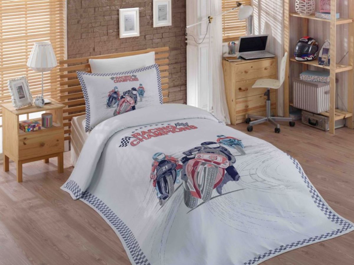 Комплект для спальни Hobby Home Collection Le-Man: покрывало 180 х 240 см, простыня 160 х 240 см, 2 наволочки 50х70, 70х701607000055 Комплект для спальни Hobby Home Collection Le-Man: покрывало 180 х 240 см, простыня 160 х 240 см, 2 наволочки 50х70, 70х701607000055Комплект белья для спальни Hobby Home Collection Le-Man изготовлен из высококачественного сатина (100% натурального хлопка путем сложного переплетения нескольких видов нитей). Ткань отличается хорошей способностью пропускать воздух и прекрасно впитывать влагу, благодаря чему подойдет людям, которые не переносят синтетическую ткань и прочие материалы, смешанные с синтетикой. Белье практически не мнется. Достоинства сатина: - он невероятно приятен на ощупь - гладкий, мягкий, нежный и необычайно плотный; - внешне, своим легким блеском, он напоминает дорогостоящий шелк, но по цене значительно ниже; - несмотря на мягкость, сатин прочен и долговечен благодаря особому переплетению нитей (по долговечности сатину нет равных); - ткань из натуральных хлопковых нитей обеспечивает абсолютную гигиеничность и гипоаллергенность; - применение современных технологий при нанесении принта гарантирует высокую цветоустойчивость и возможность создавать разнообразный дизайн. Белье становится ярким, стильным, оригинальным акцентом в вашей спальной комнате. Белье из сатина поражает своей красотой и изяществом, создавая неповторимый интерьер в вашей спальне.Состав комплекта:- покрывало: 180 х 240 см,- простыня: 160 х 240 см,- наволочка: 50 х 70 см,- наволочка: 70 х 70 см.