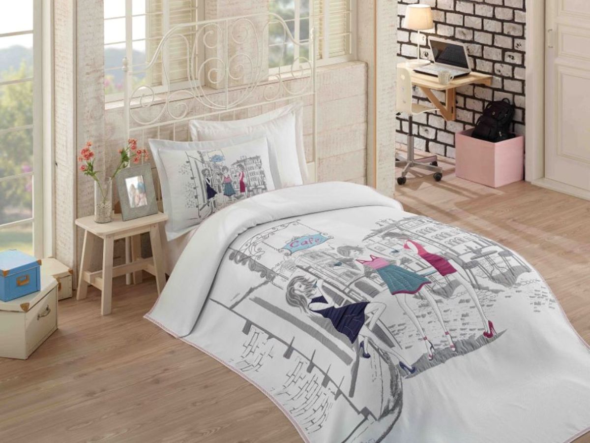 Комплект для спальни Hobby Home Collection Vienna: покрывало 180 х 240 см, простыня 160 х 240 см, 2 наволочки 50х70, 70х701607000107 Комплект для спальни Hobby Home Collection Vienna: покрывало 180 х 240 см, простыня 160 х 240 см, 2 наволочки 50х70, 70х701607000107Комплект белья для спальни Hobby Home Collection Vienna изготовлен из высококачественного сатина (100% натурального хлопка путем сложного переплетения нескольких видов нитей). Ткань отличается хорошей способностью пропускать воздух и прекрасно впитывать влагу, благодаря чему подойдет людям, которые не переносят синтетическую ткань и прочие материалы, смешанные с синтетикой. Белье практически не мнется. Достоинства сатина: - он невероятно приятен на ощупь - гладкий, мягкий, нежный и необычайно плотный; - внешне, своим легким блеском, он напоминает дорогостоящий шелк, но по цене значительно ниже; - несмотря на мягкость, сатин прочен и долговечен благодаря особому переплетению нитей (по долговечности сатину нет равных); - ткань из натуральных хлопковых нитей обеспечивает абсолютную гигиеничность и гипоаллергенность; - применение современных технологий при нанесении принта гарантирует высокую цветоустойчивость и возможность создавать разнообразный дизайн. Белье становится ярким, стильным, оригинальным акцентом в вашей спальной комнате. Белье из сатина поражает своей красотой и изяществом, создавая неповторимый интерьер в вашей спальне.Состав комплекта:- покрывало: 180 х 240 см,- простыня: 160 х 240 см,- наволочка: 50 х 70 см,- наволочка: 70 х 70 см.