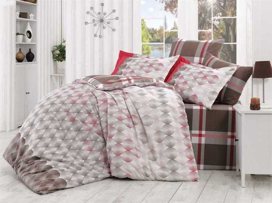 Комплект белья Hobby Home Collection Belen, 1,5-спальный, наволочки 50x70, 70x70, цвет: коричневый1501000878 Комплект белья Hobby Home Collection Belen, 1,5-спальный, наволочки 50x70, 70x70, цвет: коричневый1501000878По легенде этот материал впервые произвели во французской резиденции Папы Римского, городе Авиньон. За это ткань назвали поплином, что означает папский. По своим характеристикам она напоминает бязь, однако, на ощупь гораздо более мягкая и гладкая. Прекрасные потребительские качества обеспечили поплину популярность у розничного покупателя: ткань не выцветает и не мнется, ее можно не гладить вообще; не линяет и не деформируется при стирке до сорока градусов; на сто процентов состоит из натуральных хлопковых волокон;