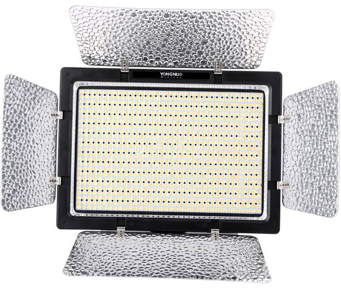YongNuo YN-900 LED осветитель светодиодный для фото и видеокамер c БП с дуYN-900 W AC YongNuo YN-900 LED осветитель светодиодный для фото и видеокамер c БП с дуYN-900 W ACСветодиодный осветитель YN900 - самый мощный в линейке принадлежностей для видеосъемки Yongnuo. 900 элементов формируют световой поток с характеристиками: 7200 лм, 5500 К (с фильтром 3200 К), угол освещения 55°. Управление синхронизацией и интенсивностью света происходит непосредственно с корпуса осветителя - дистанционное многоканальное (радио, до 30 м) и с помощью мобильных устройств на iOS и Android через Bluetooth. В комплект входят цветные фильтры и шторки. Питание - литиевые аккумуляторы, сетевой адаптер. Монтировка универсальная, допускает установку на стойку, штатив или крепление к мобильной ручке.