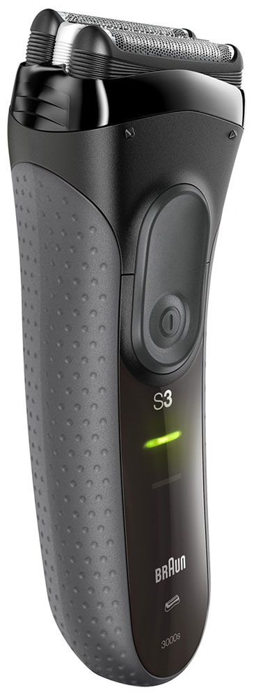Braun Series 3 3000s, Black электробритва81506874 Braun Series 3 3000s, Black электробритва81506874Электробритва Braun Series 3 3000s – современная и эффективная сеточная модель, которая выведет бритье на новый уровень. Представленная модель предназначена для сухого бритья и оснащена 3 бритвенными секциями. Головки бритвы плавающие, что не оставит шансов никакой щетинке выбиться и остаться на лице. При этом среди основных достоинств устройства необходимо отметить, что раздражение от него не появляется. Модель работает как от электросети, так и от собственного никель-металл-гидридного аккумулятора. Время автономной работы устройства достигает 45 минут, а время подзарядки – 1 час. Имеется также опция быстрой зарядки. Индикатор зарядки проинформирует вас, когда устройство будет нужно подзарядить. Braun Series 3 3000s обладает стильным черно-серым корпусом с противоскользящей накладкой. Автопереключение напряжение продлит срок службы бритвы, который рассчитан на много лет.Вес устройства для бритья составляет всего 160 граммов, а его габариты – 15,8 x 5,7 x 4,5 см.