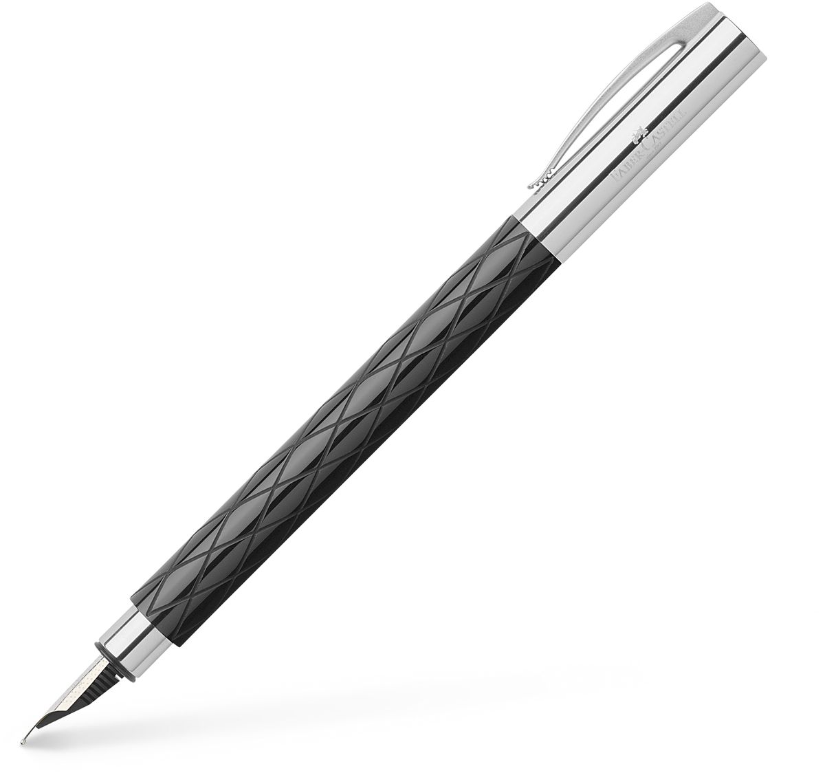 Faber-Castell Ручка перьевая Ambition Rhombus148920 Faber-Castell Ручка перьевая Ambition Rhombus148920Перьевая ручка высшего качества.Черный корпус изготовлен из редкой смолы с гравированным дизайном. Оба конца из хромированного шлифованного металла. Ручка имеет упругий клип. Можно использовать поршневой механизм или картриджи.Высококачественное перо из нержавеющей стали толщиной линии М.
