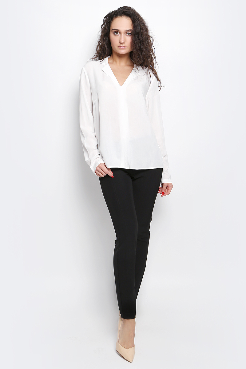 Блузка женская Tom Tailor Contemporary, цвет: молочный. 2032980.00.75_8210. Размер 40 (46)2032980.00.75_8210 Блузка женская Tom Tailor Contemporary, цвет: молочный. 2032980.00.75_8210. Размер 40 (46)2032980.00.75_8210Женская блуза Tom Tailor Contemporary с длинными рукавами и V-образным вырезом горловины выполнена из натуральной вискозы. Блузка имеет свободный крой, манжеты рукавов застегиваются на пуговицы.